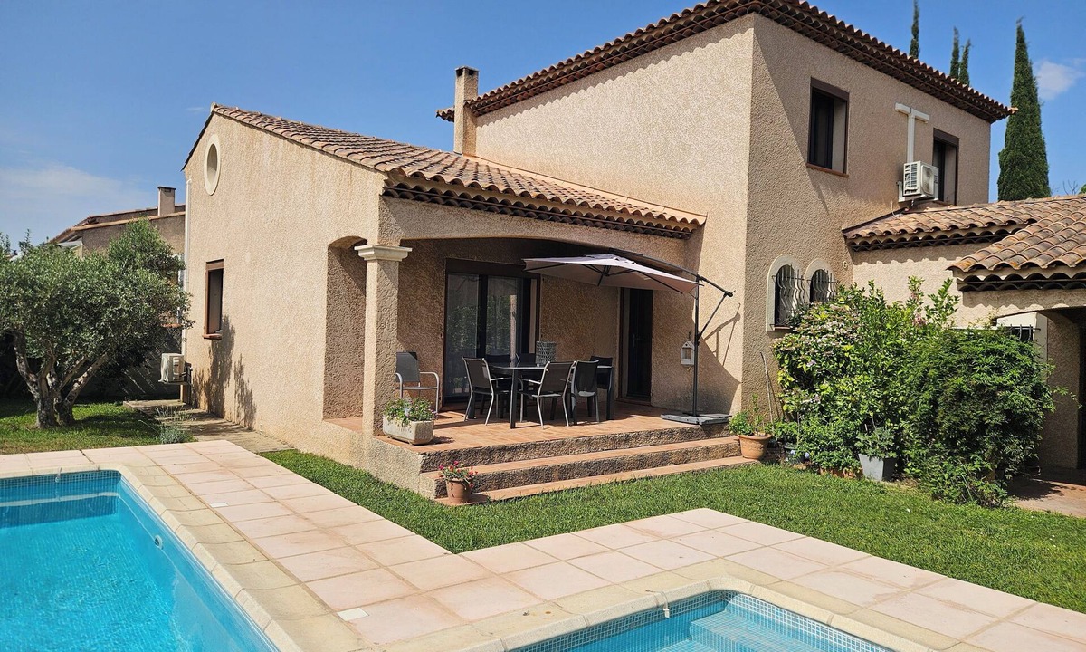 Istres Villa | Villa with garden and 8x4 pool in a quiet neighborhood.