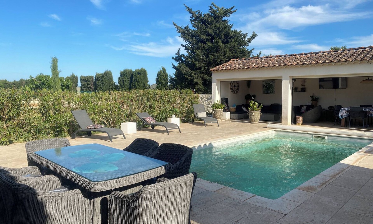 Arles House | VILLA with heated swimming pool, pool house and petanque court