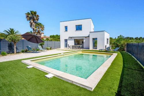 Tourbes Villa | Villa Zephyr by Villa Plus