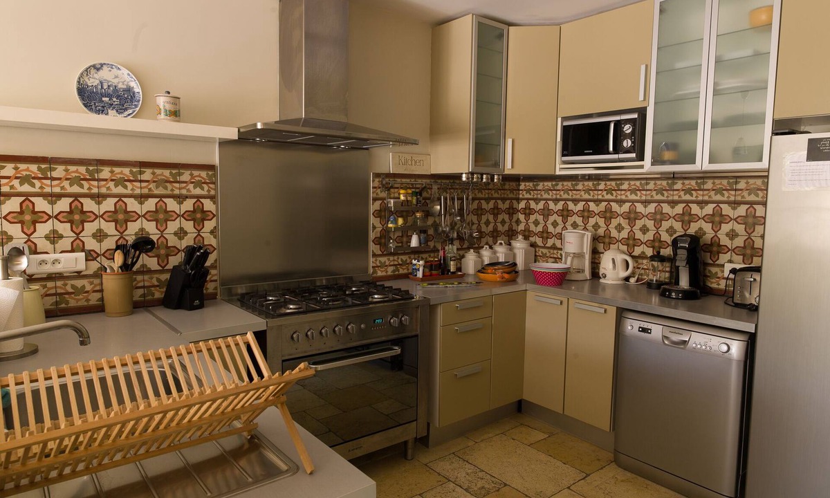 Eygalieres Villa | VILLAGE HOUSE WITH POOL and AC, Sleep 6, IN MAILLANE VILLAGE