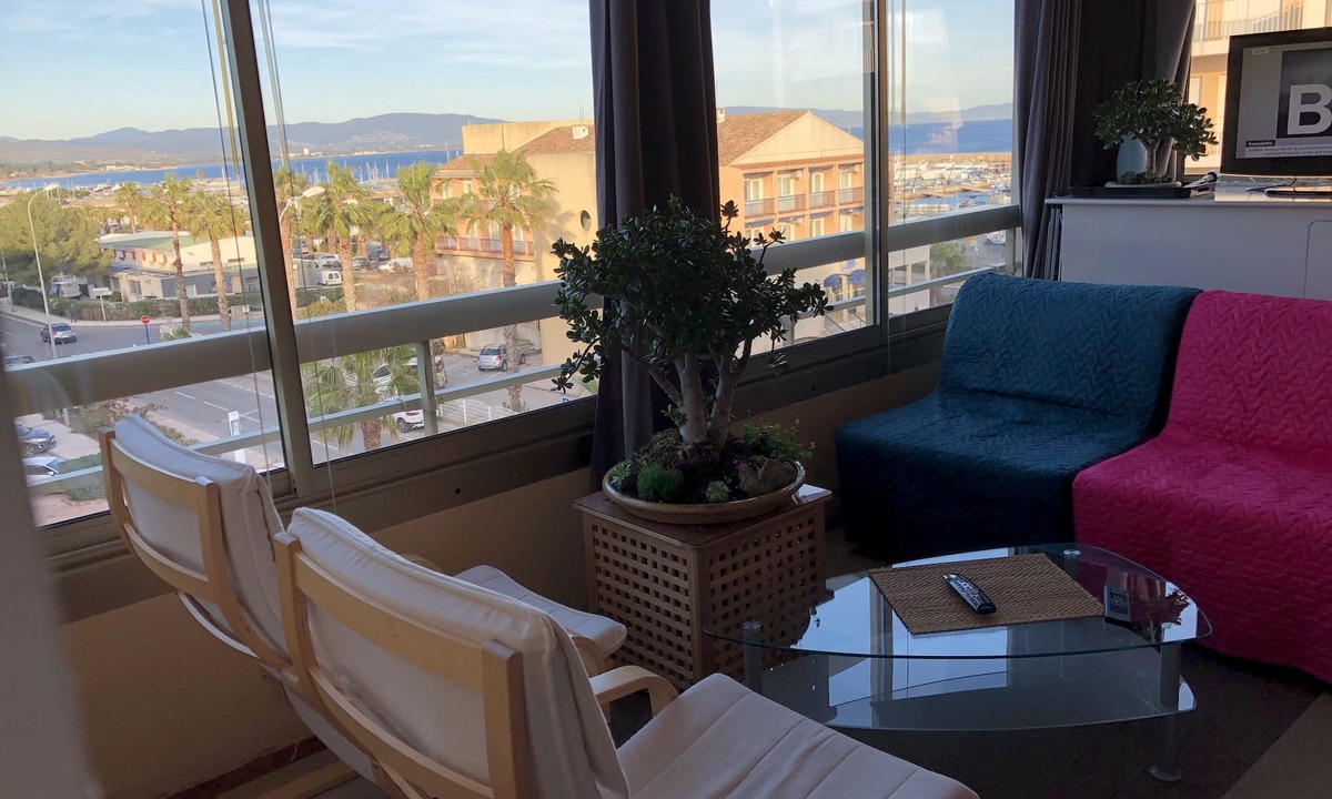 Hyeres Apartment | 🌊 Vue Mer & Calme au Port d'Hyères : 3 pièces Climatisé à 200m des Plages