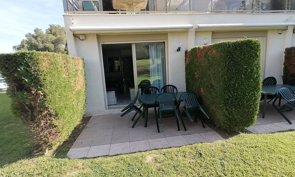 Boulouris-sur-Mer Apartment | Weekly rental garden level in quiet residence with swimming pool