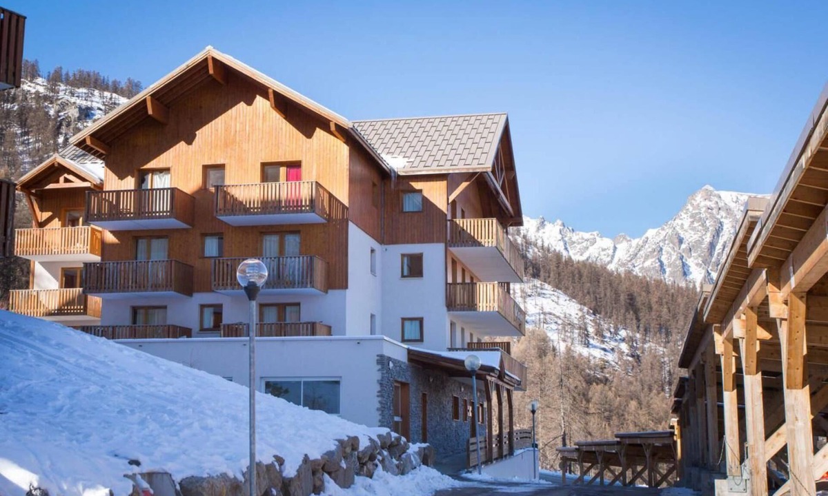 Puy-Saint-Vincent Apartment | Wifi, 3rd floor, swimming pool, balcony, parking, tv, ski locker, 25m², Puy-Saint-Vincent