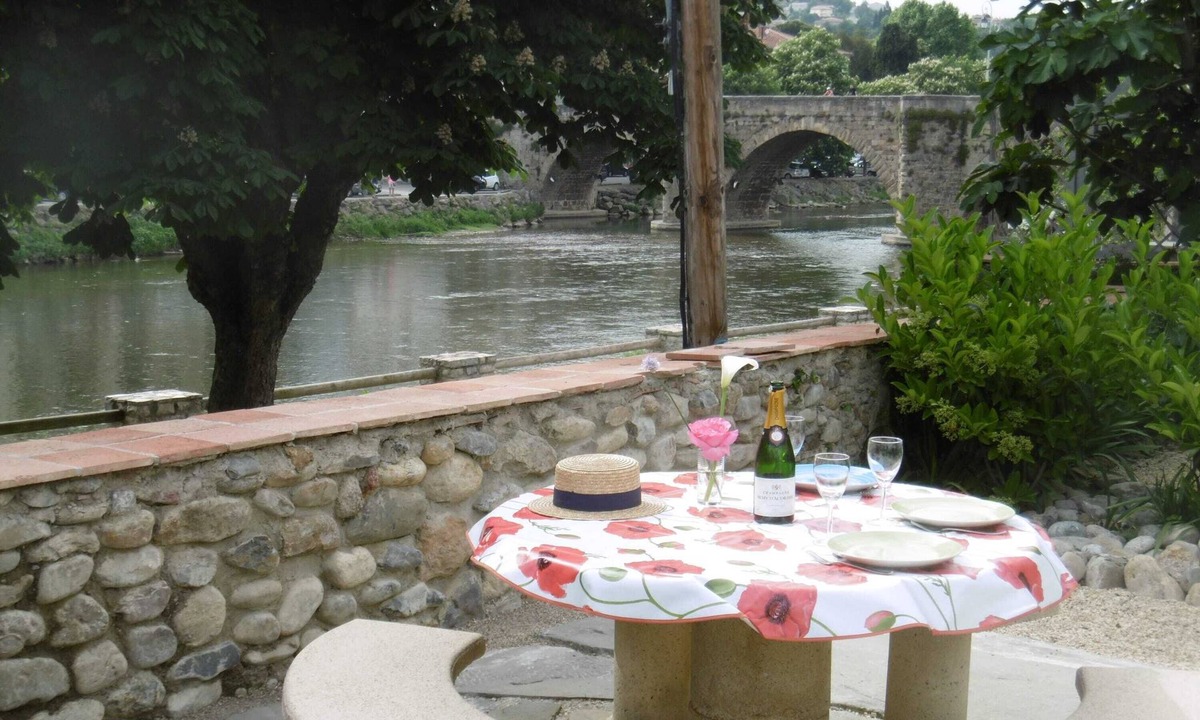 Limoux Apartment | XL GARDEN APARTMENT, SLEEPS 9 IN 4 AC BEDROOMS 1K, 2Q, 2S, FRESH and SPACIOUS