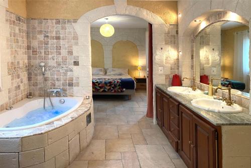 Ladern-sur-Lauquet House | Yaor Shiatsu Yoga - Maison avec 2 appartements, jacuzzi et accès privé à la rivière