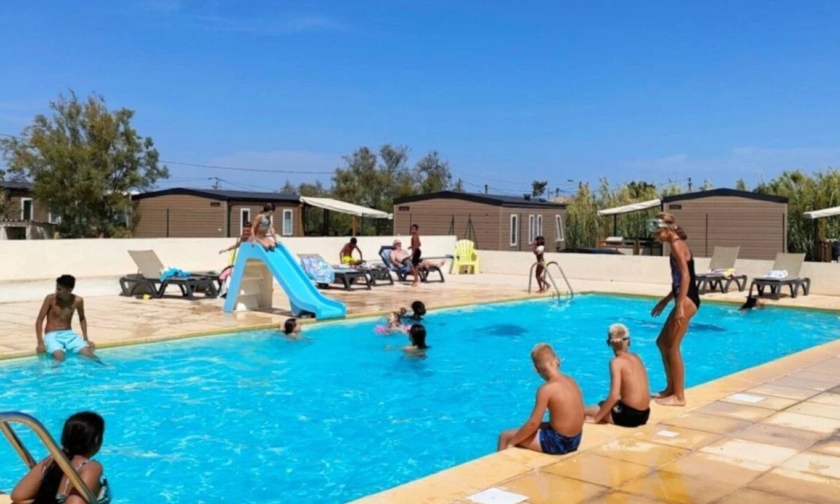 Saint-Mitre-les-Remparts House | ZEcamping 3 étoiles pataugeoire piscine locatif TV clim 29m2 6 pers
