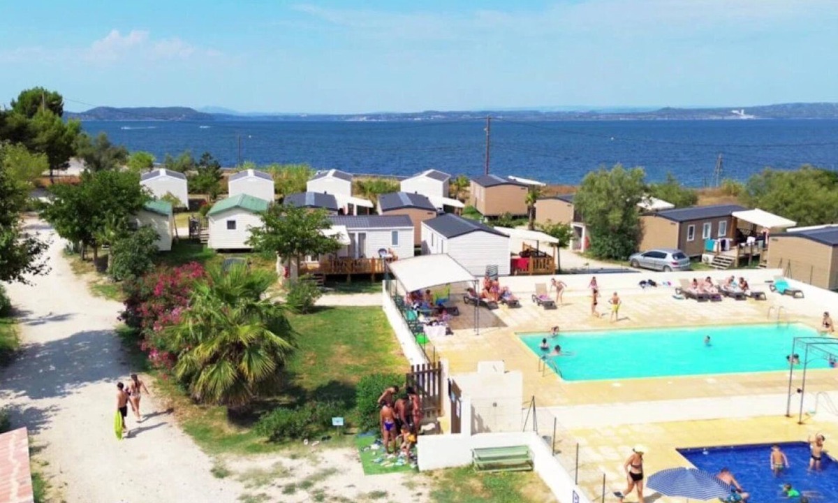 Saint-Mitre-les-Remparts House | ZEcamping 3* pataugeoire piscine locatif TV LV clim 35m2 8 pers