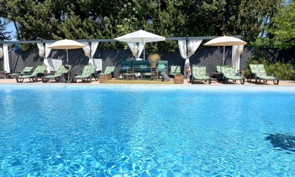 Paluds de Noves Ski Chalet | ZEcamping 4 étoiles piscine chiens acceptés jacuzzi chalet TV clim 18m2