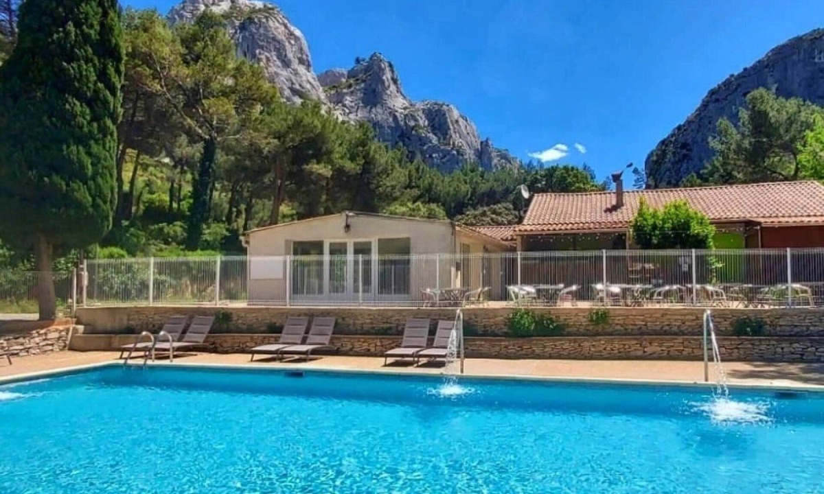 Orgon House | ZEcamping 4 étoiles piscine chiens acceptés mobil-home TV LV clim 30m2