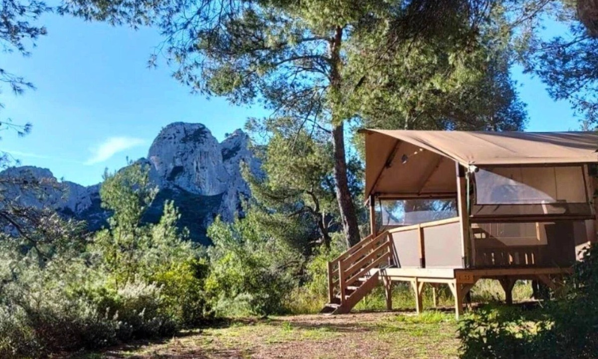 Orgon House | ZEcamping 4 étoiles piscine chiens acceptés tente clim 34m2 5 pers