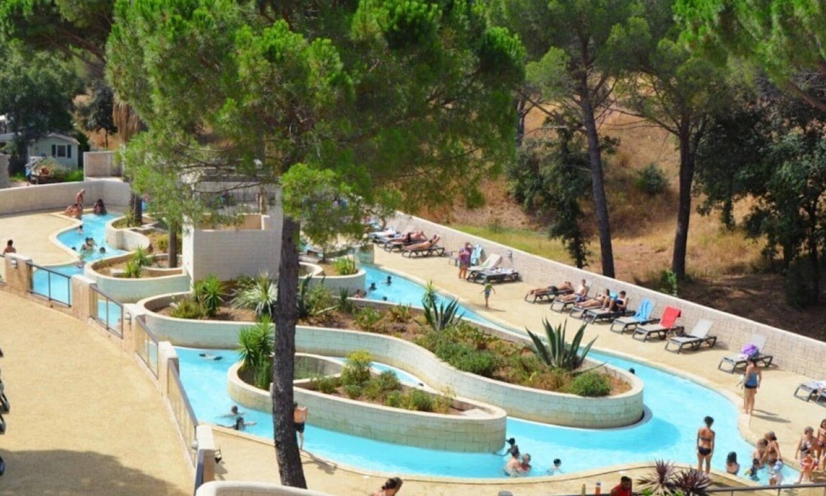 Le Muy Ski Chalet | ZEcamping 5 étoiles animé parc aquatique locatif TV clim 27m2