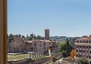 Amazing 2-bedrooms apartment in front of the Colosseo