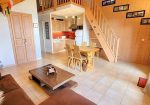Charming Duplex Apartment for 5 with South-Facing Balcony, Fireplace, & Free WiFi in Chaillol
