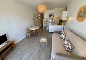 Cozy 2-Room Apartment, 250m from Beach, Terrace, Private Parking, Sleeps 4