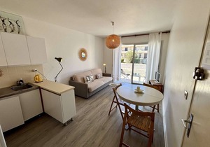 Cozy 2-Room Apartment, 250m from Beach, Terrace, Private Parking, Sleeps 4