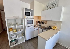 Cozy 2-Room Apartment, 250m from Beach, Terrace, Private Parking, Sleeps 4