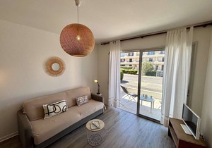 Cozy 2-Room Apartment, 250m from Beach, Terrace, Private Parking, Sleeps 4