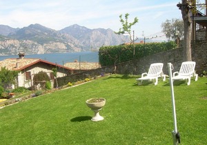 Flat Laura with lake view and garden