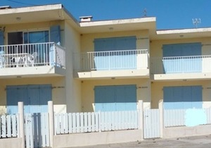 Just steps away from the beach, holiday apartment with a small sea view