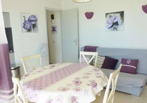 Just steps away from the beach, holiday apartment with a small sea view