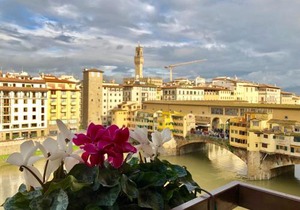 Ponte Vecchio View Luxury Apartment
