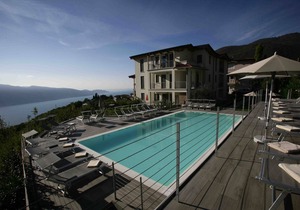 Suite with hydromassage, 6 beds, breathtaking lake view, swimming pool