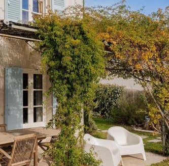 Est Villa | Élégante maison avec piscine idéalement située