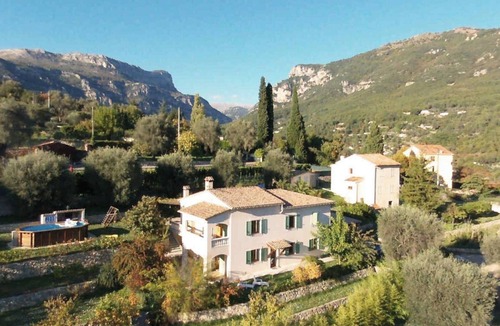 Le Bar-sur-Loup Apartment | 1 Bed Apartment Sleeps 4 -Private Garden & Pets Ok
