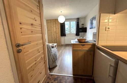 La Salle-les-Alpes Apartment | 100m from resort center, 2nd floor, swimming pool, tv, 17m², Serre Chevalier