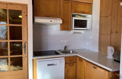 Les Menuires Apartment | 150m from shops, 1st floor, balcony, tv, ski locker, 58m², Les Menuires
