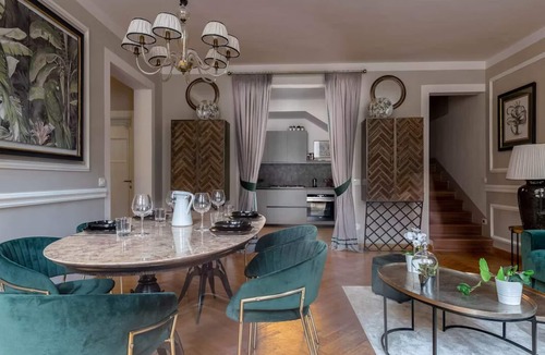 San Lorenzo Apartment | 15th Cent. Abode with Fresco Ceilings Neighboring Basillica & Medici Palace