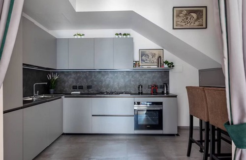 San Lorenzo Apartment | 15th Cent. Abode with Fresco Ceilings Neighboring Basillica & Medici Palace