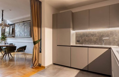 San Lorenzo Apartment | 15th Cent. Abode with Fresco Ceilings Neighboring Basillica & Medici Palace