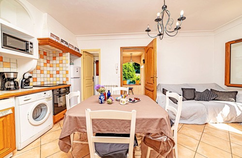 Le Bar-sur-Loup Apartment | 2 Bed Apartment Sleeps 6 - Pets Ok - Free Parking