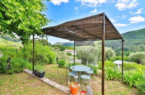 Le Bar-sur-Loup Apartment | 2 Bed Apartment Sleeps 6 - Pets Ok - Free Parking