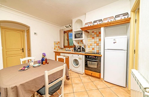 Le Bar-sur-Loup Apartment | 2 Bed Apartment Sleeps 6 - Pets Ok - Free Parking