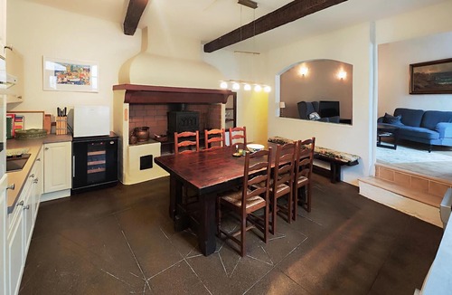 Servian House | 2 bedroom awesome home in Servian
