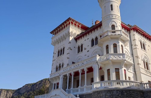 Jausiers Apartment | 2-BR Apartment in Castle in Jausiers for 6, balcony, pets allowed