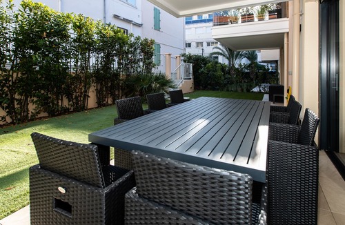 California - Pezou Apartment | 2-Br with Garden and Pool in the Heart of Palm Beach