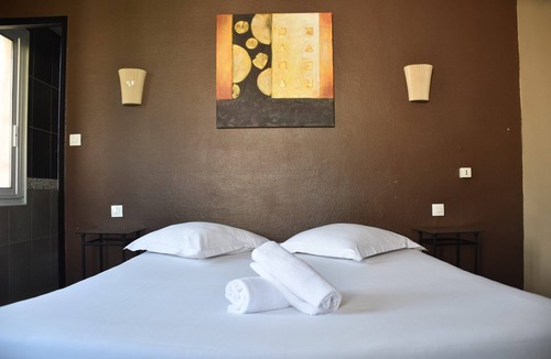 Sanary-sur-Mer Hotel | 2 Comfortable Coastal Getaway Near Beaches and Local Entertainment