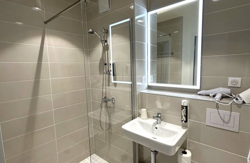 Signes Hotel | 2 Units w/Seasonal Pool & Free Parking Near Sainte-Baume Natural Park - 3.4 mi