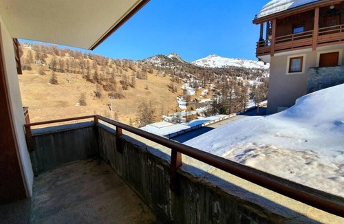 Les Claux Apartment | 200m from shops, 2nd floor, swimming pool, balcony, parking, tv, ski locker, 32m², Vars