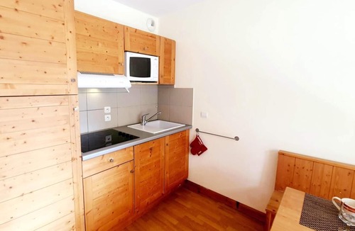 Les Claux Apartment | 200m from shops, 2nd floor, swimming pool, balcony, parking, tv, ski locker, 32m², Vars