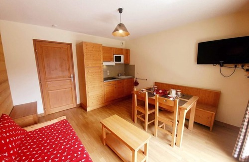 Les Claux Apartment | 200m from shops, 2nd floor, swimming pool, balcony, parking, tv, ski locker, 32m², Vars