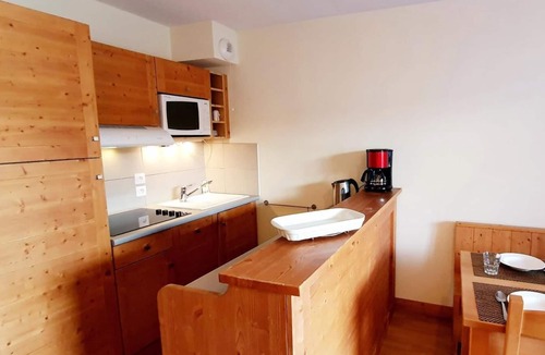 Les Claux Apartment | 200m from shops, 2nd floor, swimming pool, balcony, parking, tv, ski locker, 50m², Vars