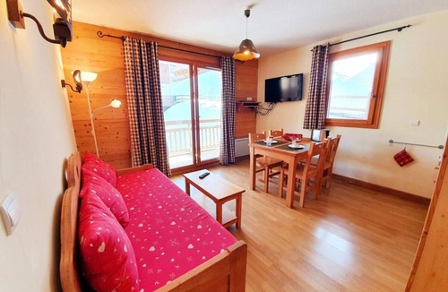 Les Claux Apartment | 200m from shops, 2nd floor, swimming pool, balcony, parking, tv, ski locker, 32m², Vars