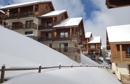 Les Claux Apartment | 200m from shops, 2nd floor, swimming pool, balcony, parking, tv, ski locker, 32m², Vars