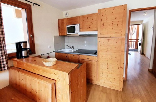Les Claux Apartment | 200m from shops, 2nd floor, swimming pool, balcony, parking, tv, ski locker, 32m², Vars