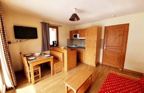 Les Claux Apartment | 200m from shops, 2nd floor, swimming pool, balcony, parking, tv, ski locker, 32m², Vars