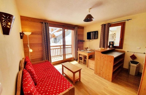 Les Claux Apartment | 200m from shops, 2nd floor, swimming pool, balcony, parking, tv, ski locker, 32m², Vars